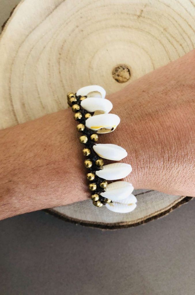 Pulsera macramé y conchas