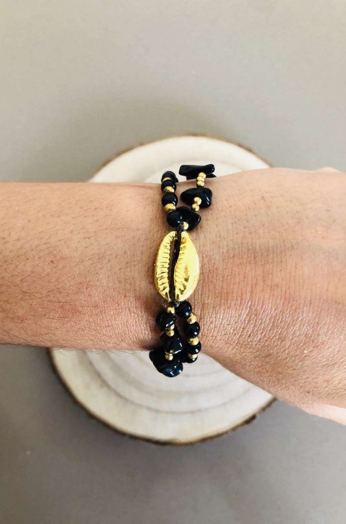 Pulsera concha y piedras negras