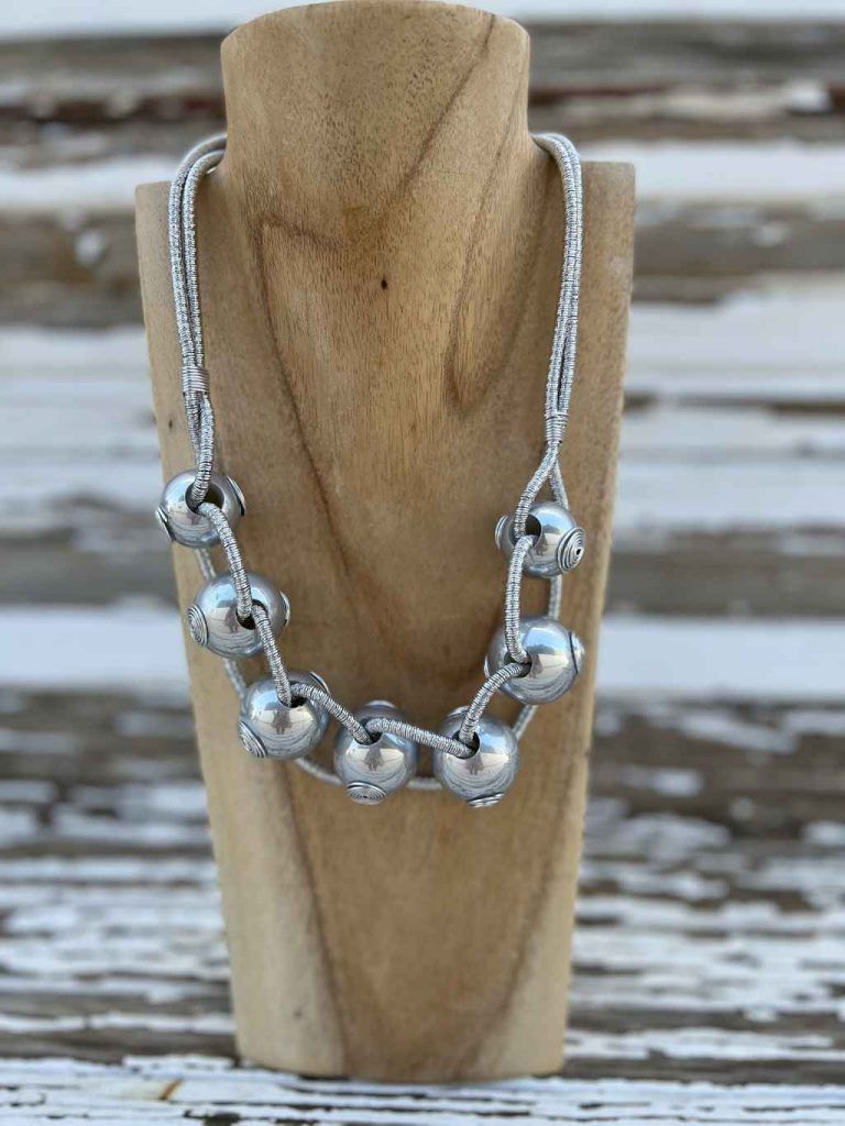 Collar bolas plateado