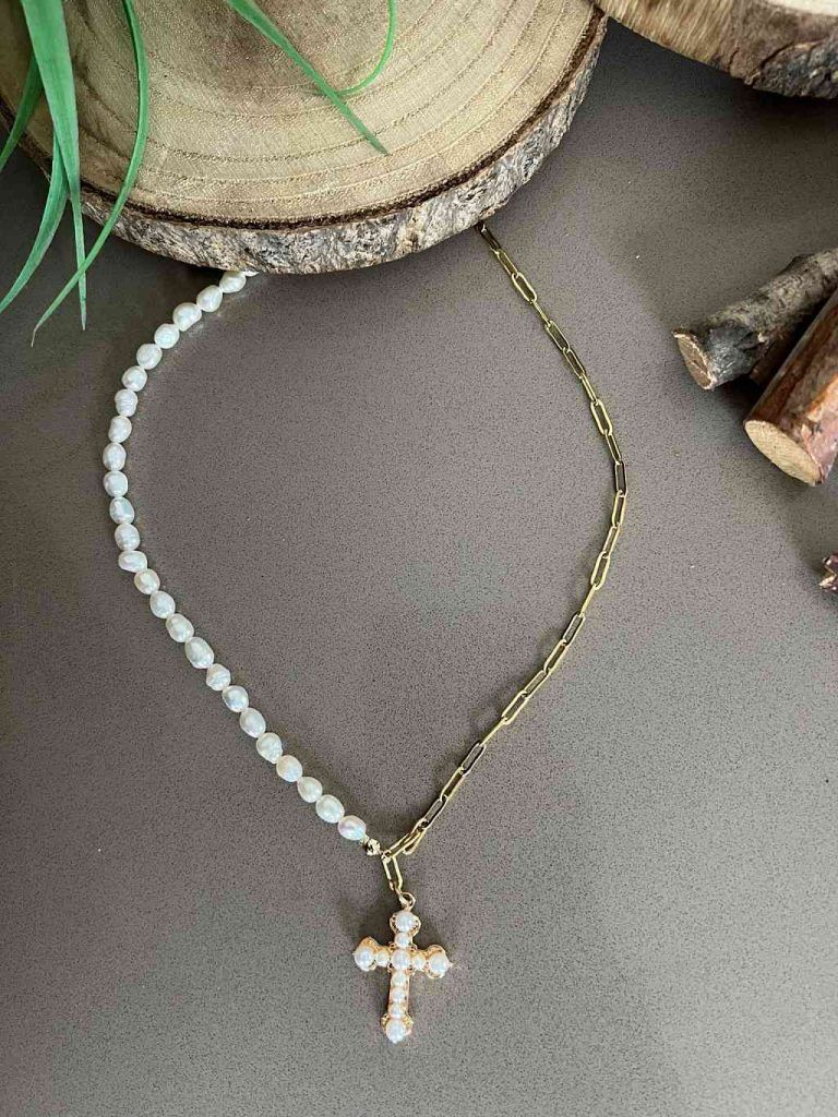 Collar cruz y perlas