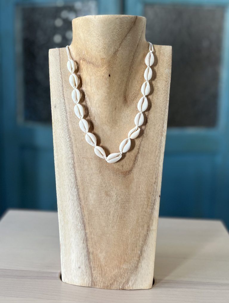 Collar conchas blancas