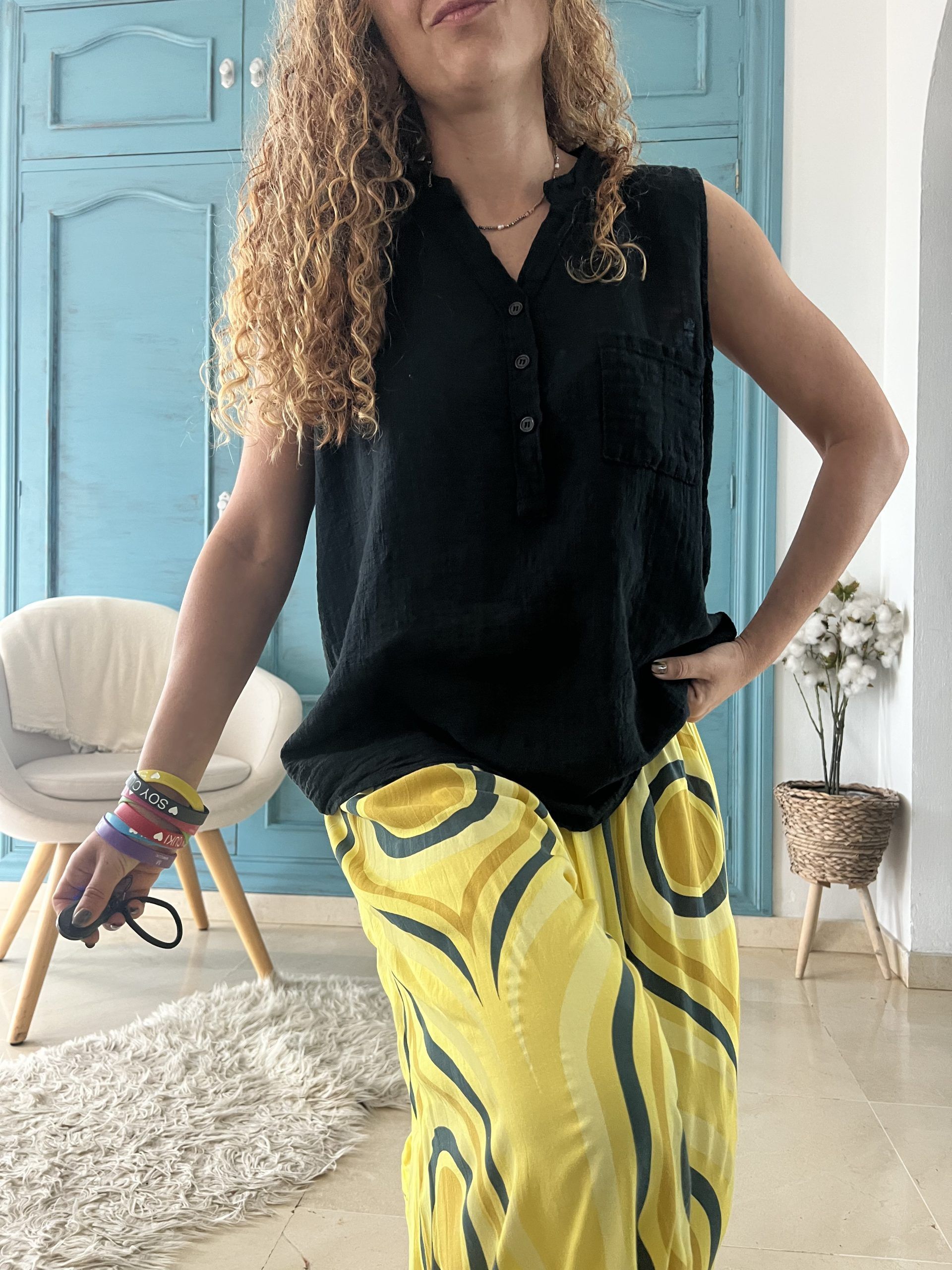 Blusa negra bolsillo
