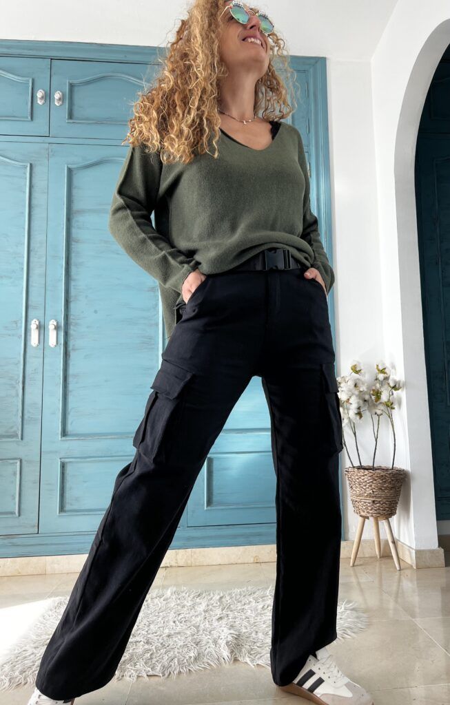 Pantalón bolsillos cinturón negro