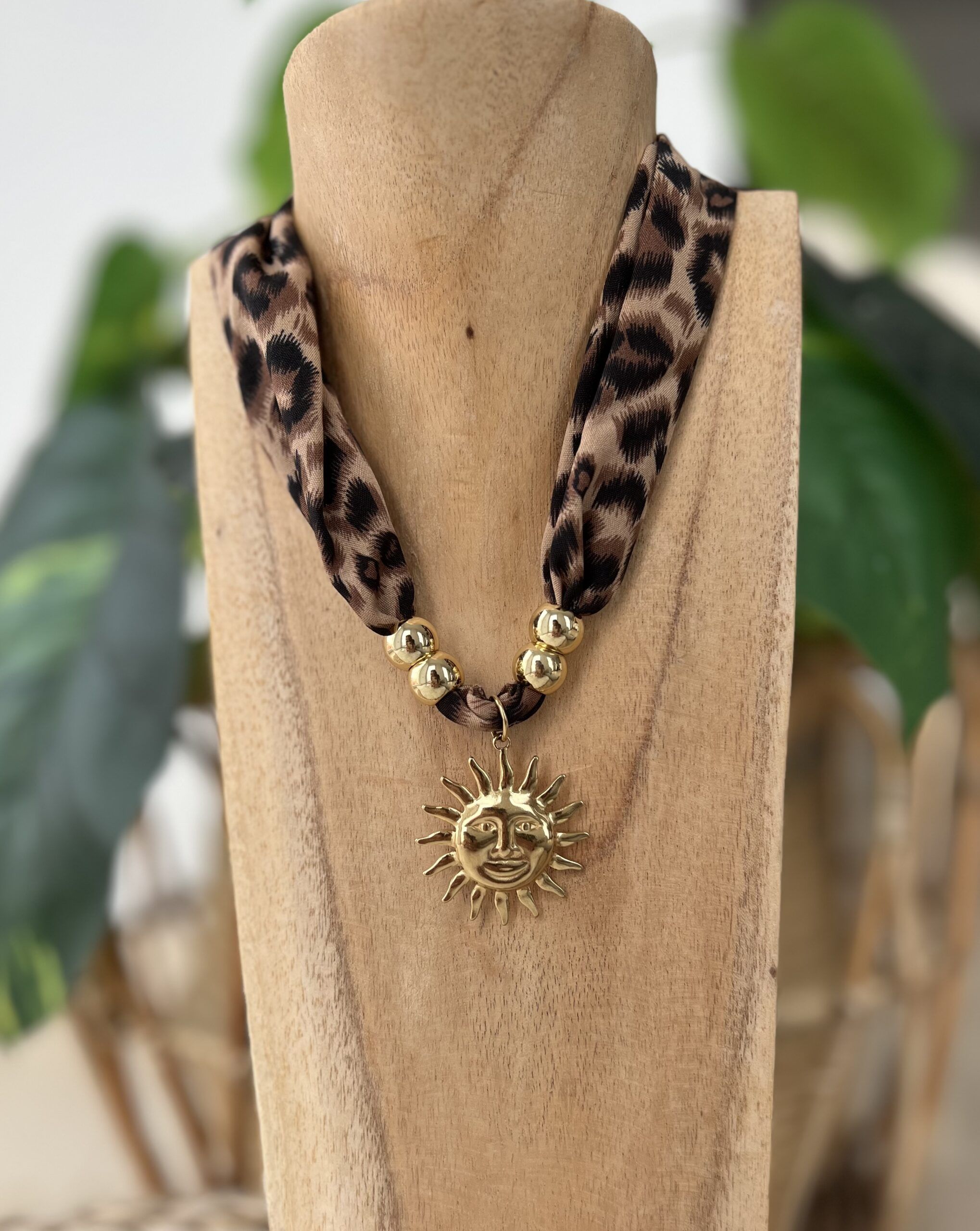Collar leo y sol