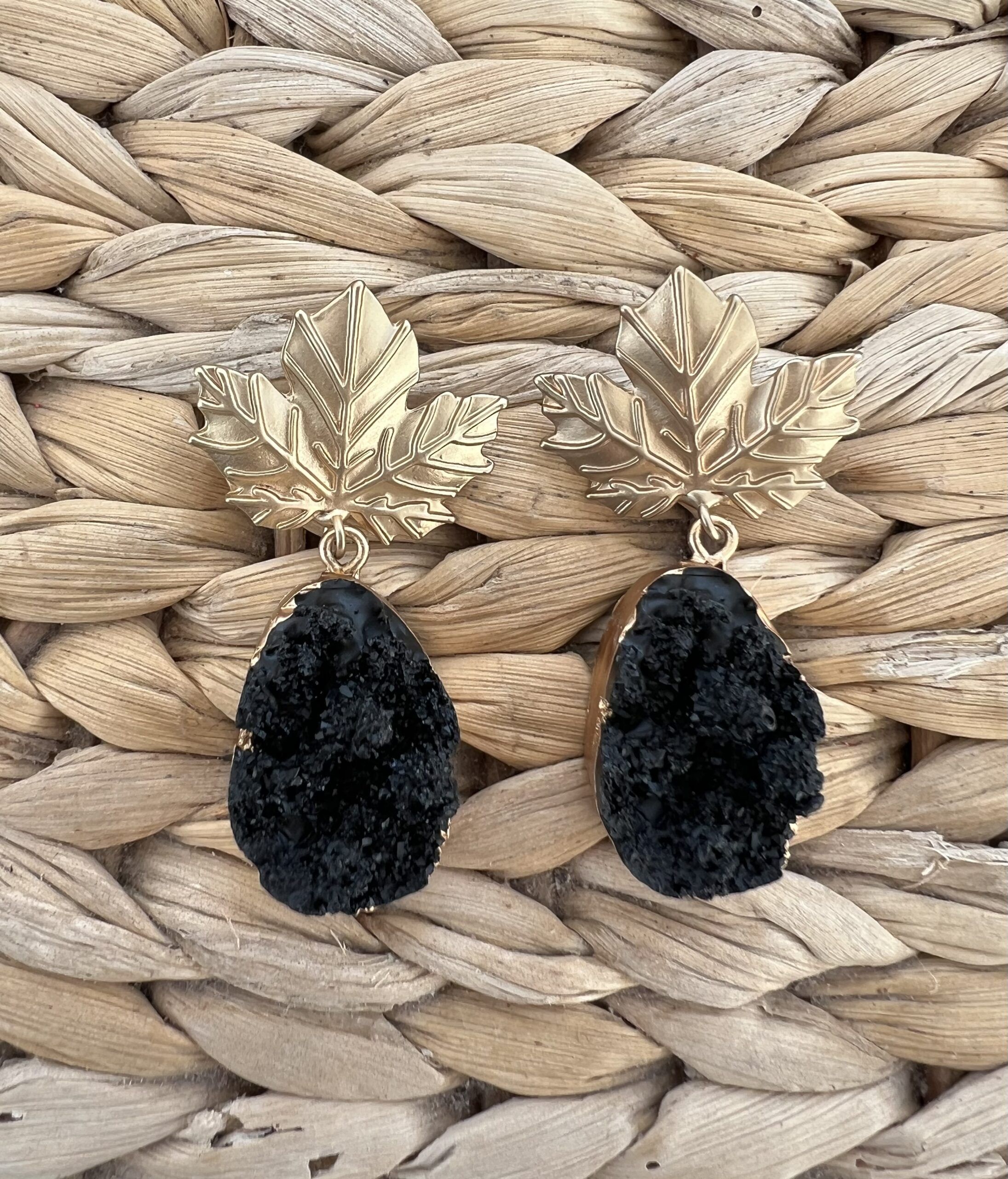 Pendientes hoja y piedra negra