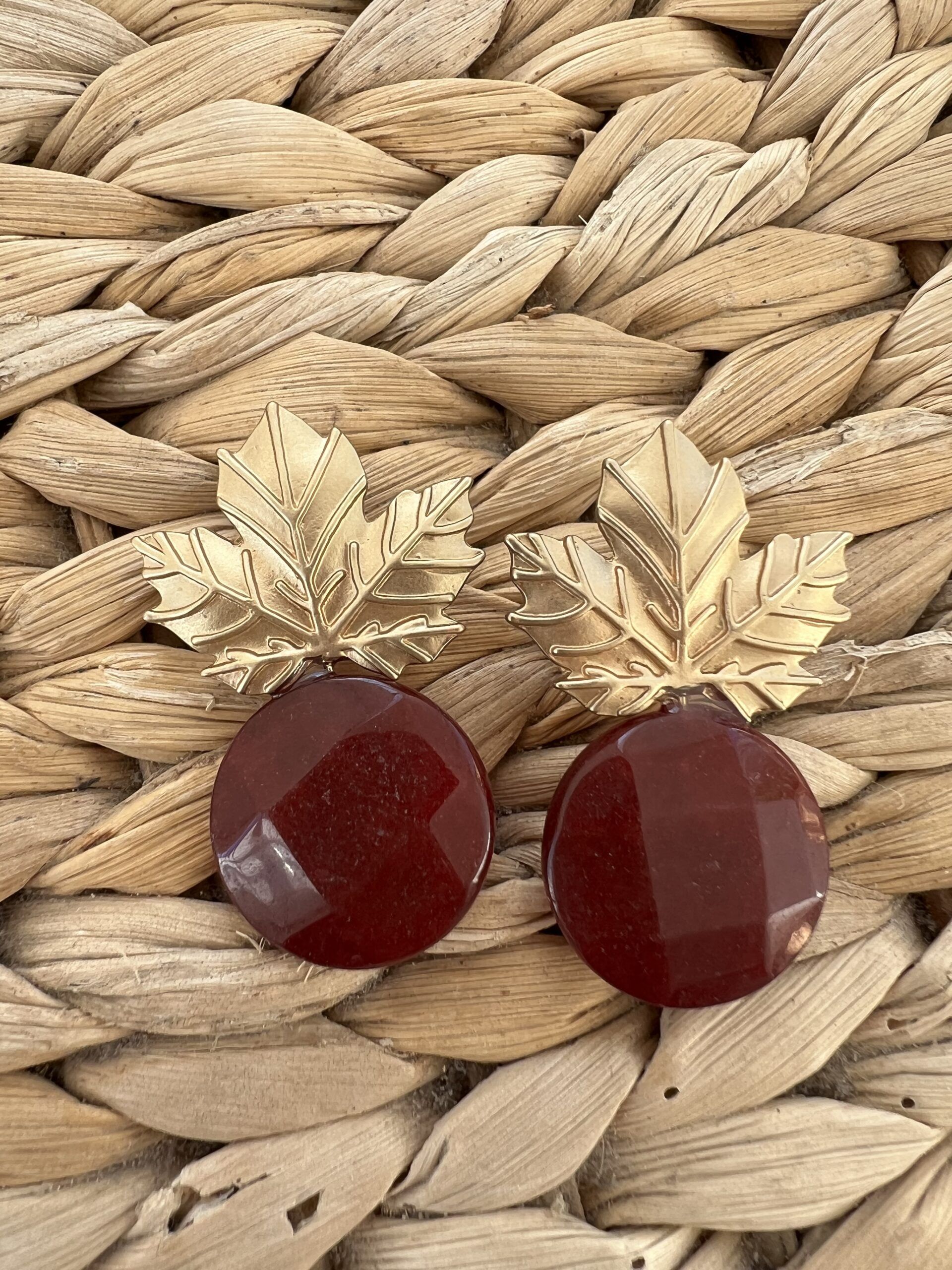 Pendientes hoja y piedra burdeos