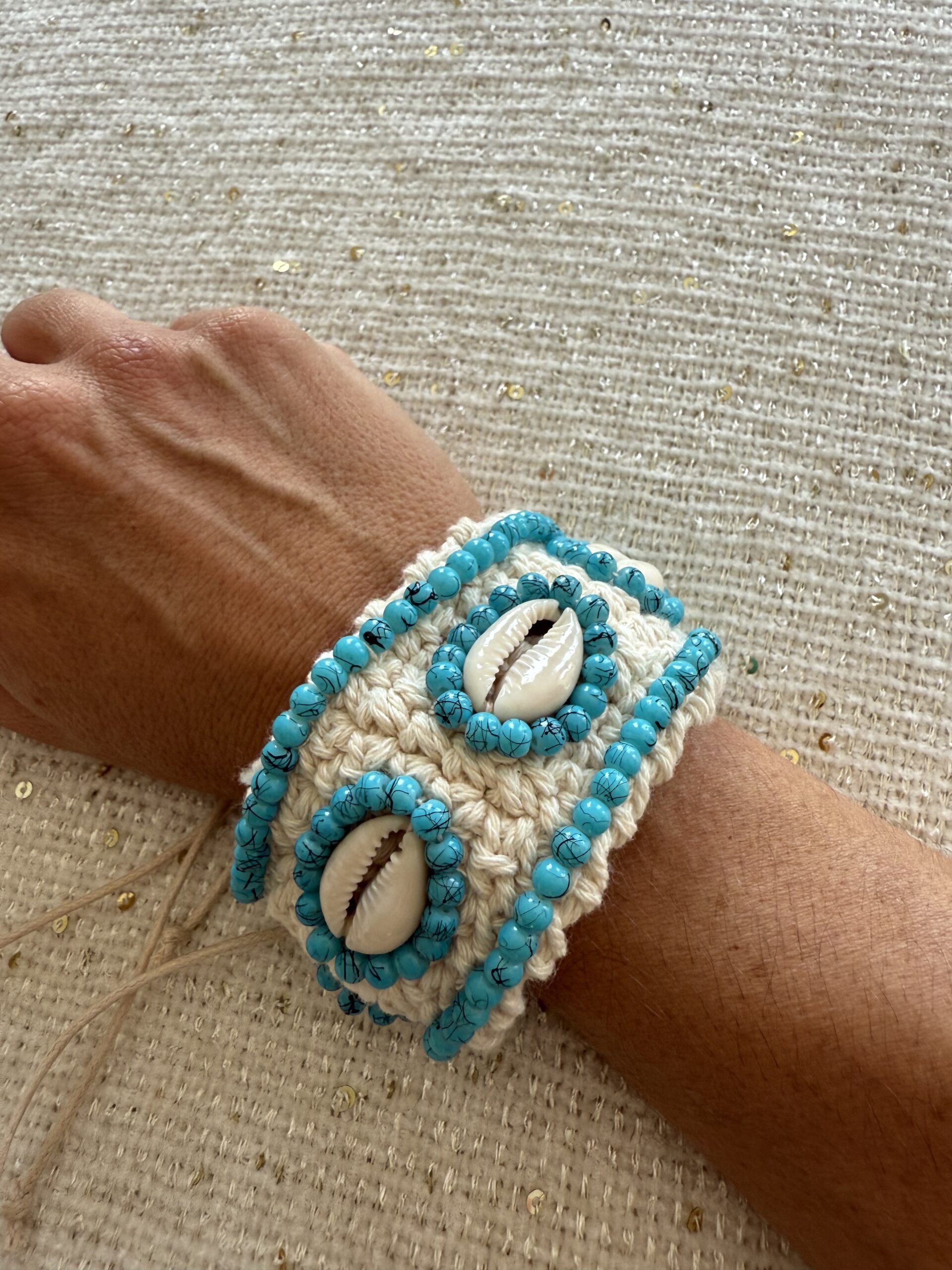 Pulsera macramé y conchas turquesa