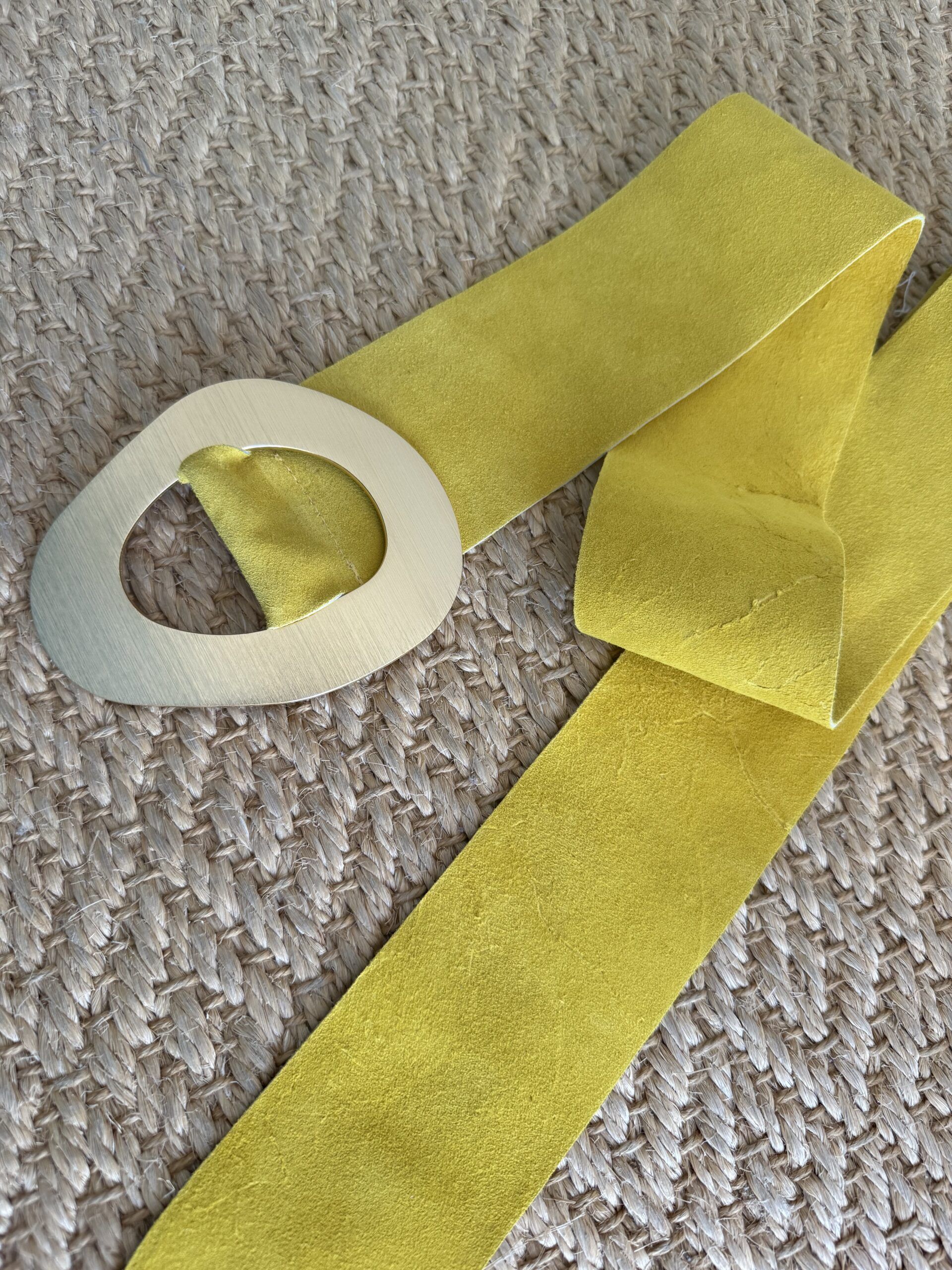 Cinturón piel fajín hebilla amarillo