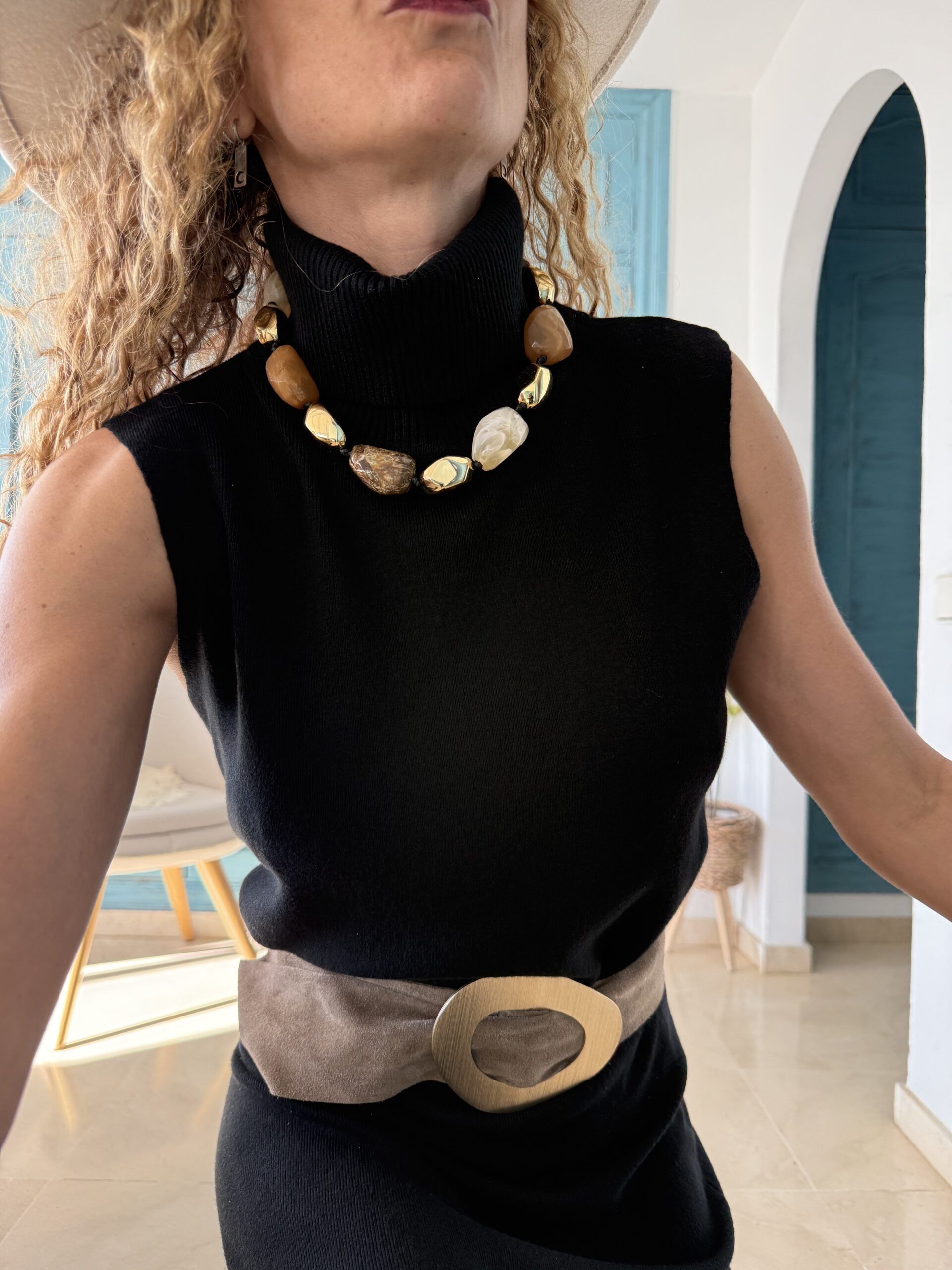 Collar amaranto marrones