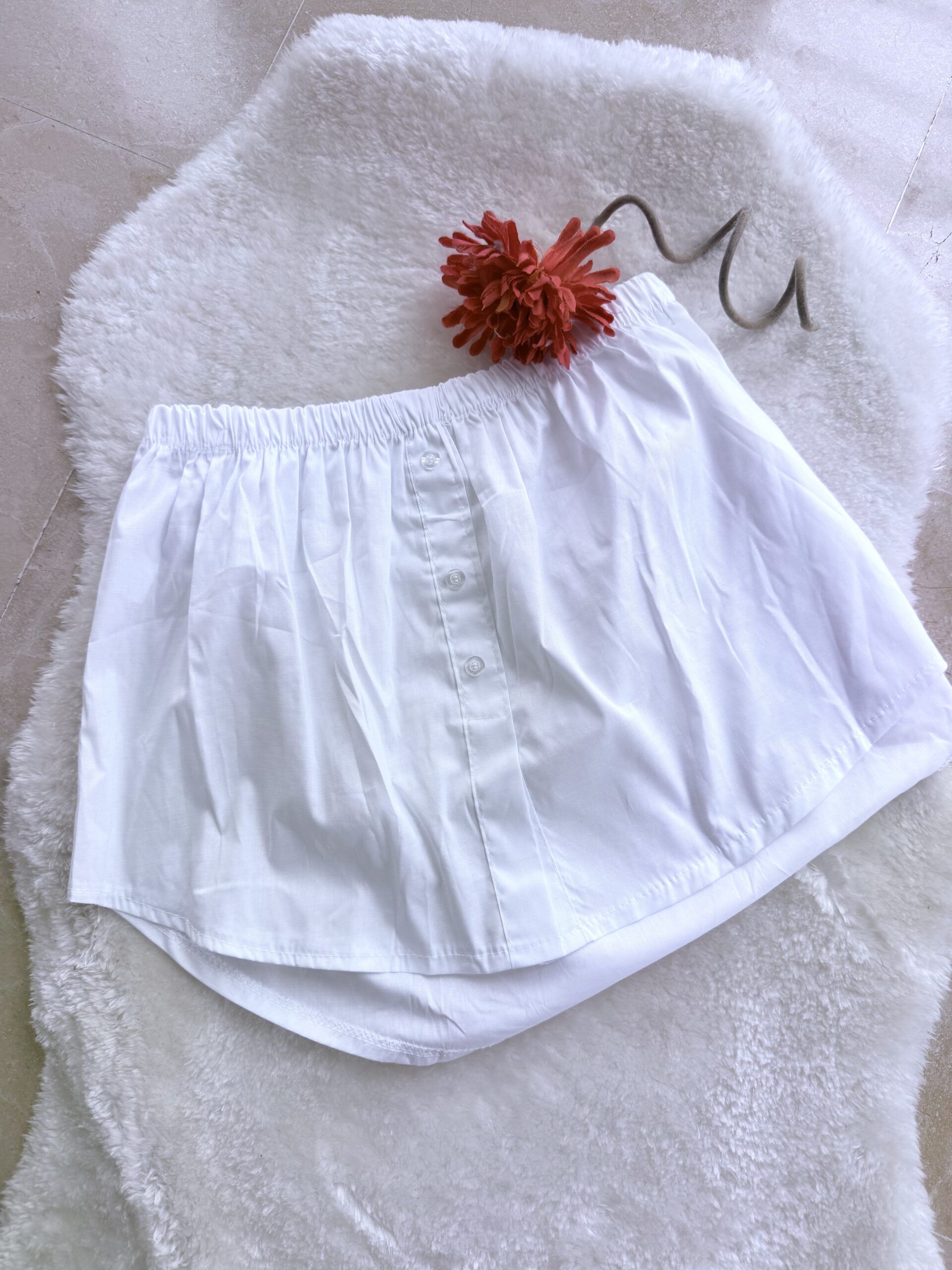 Bajo camisa blanco