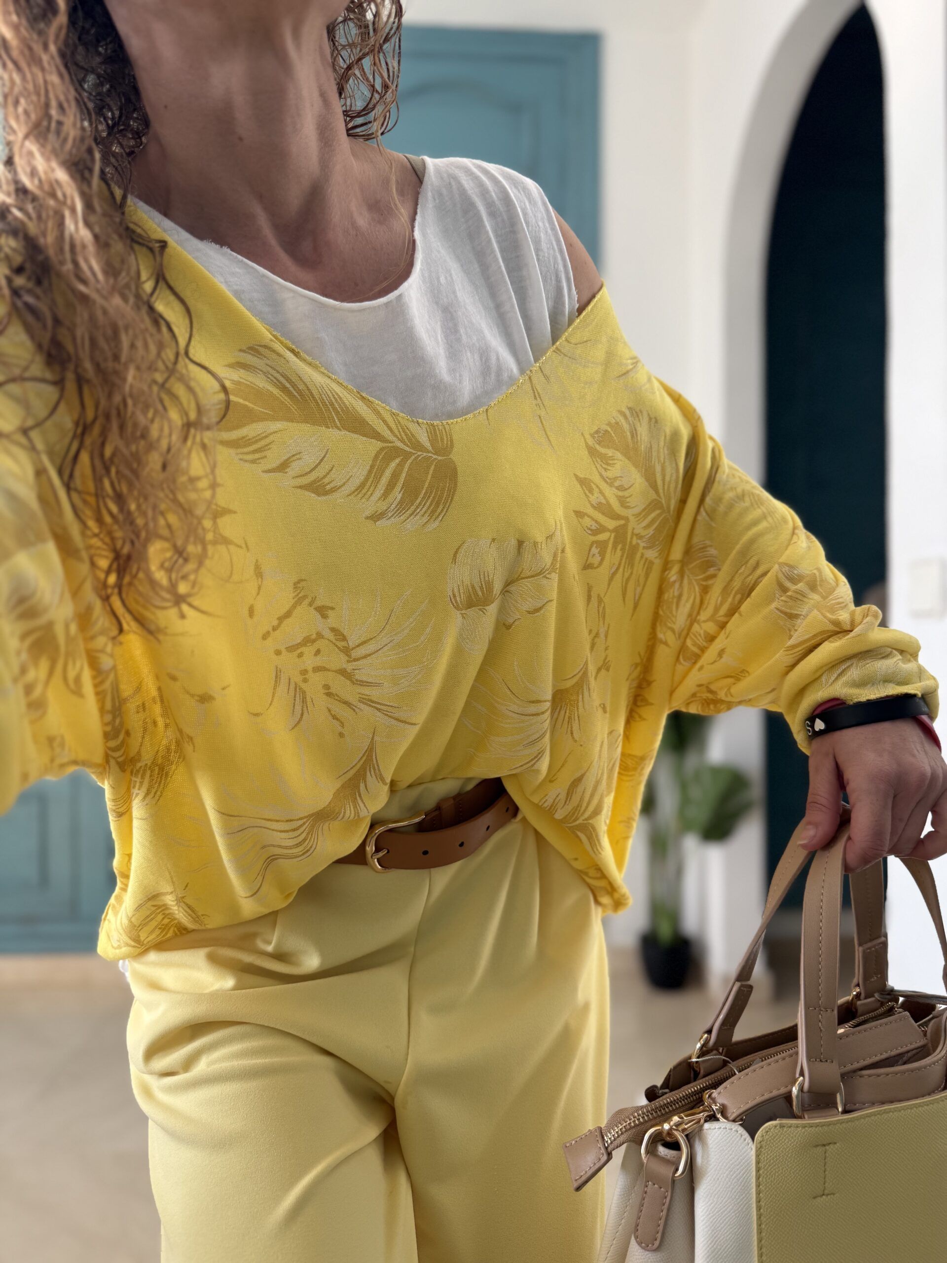 Jersey plumas amarillo y camiseta