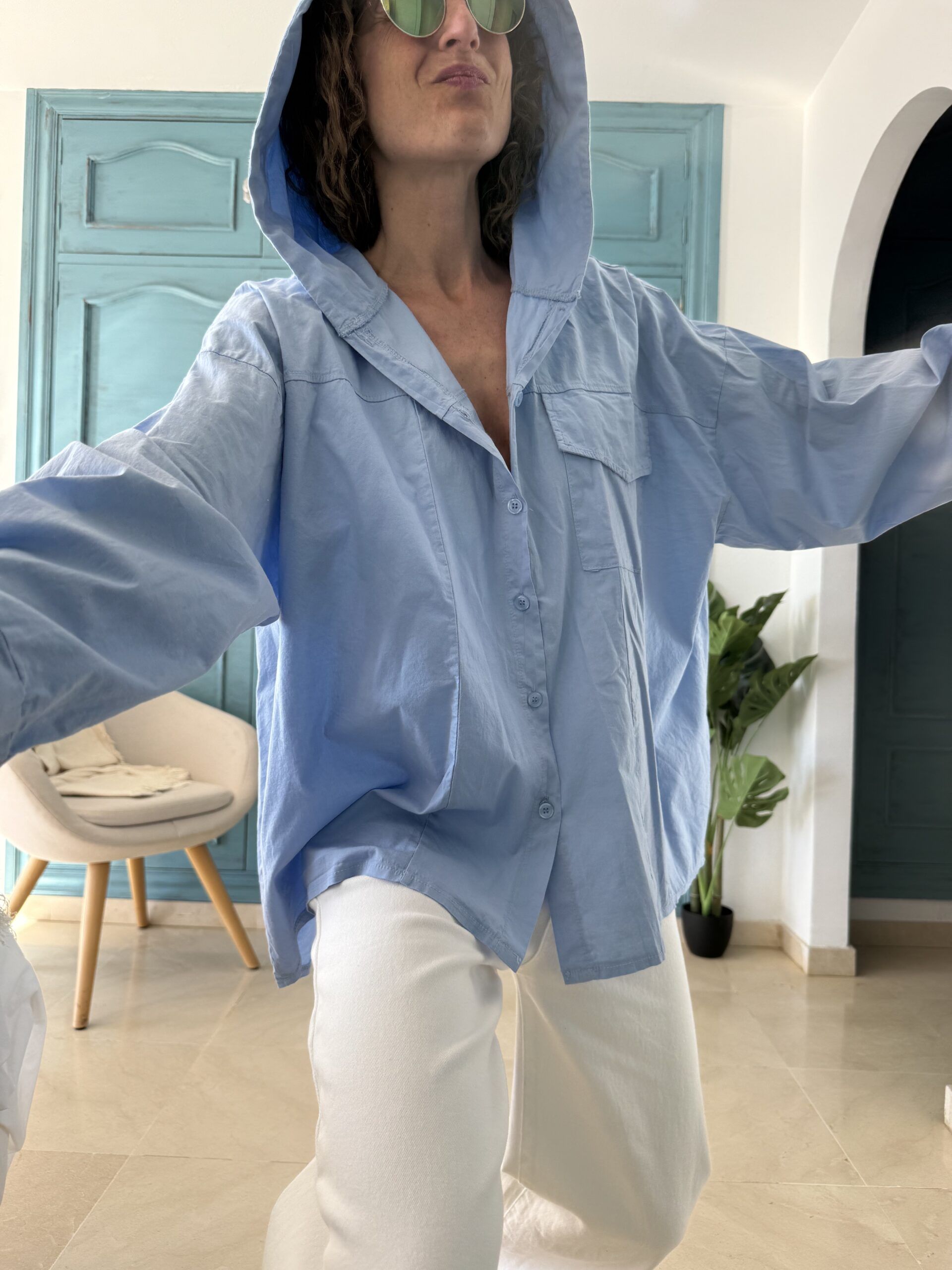 Sobre camisa azul