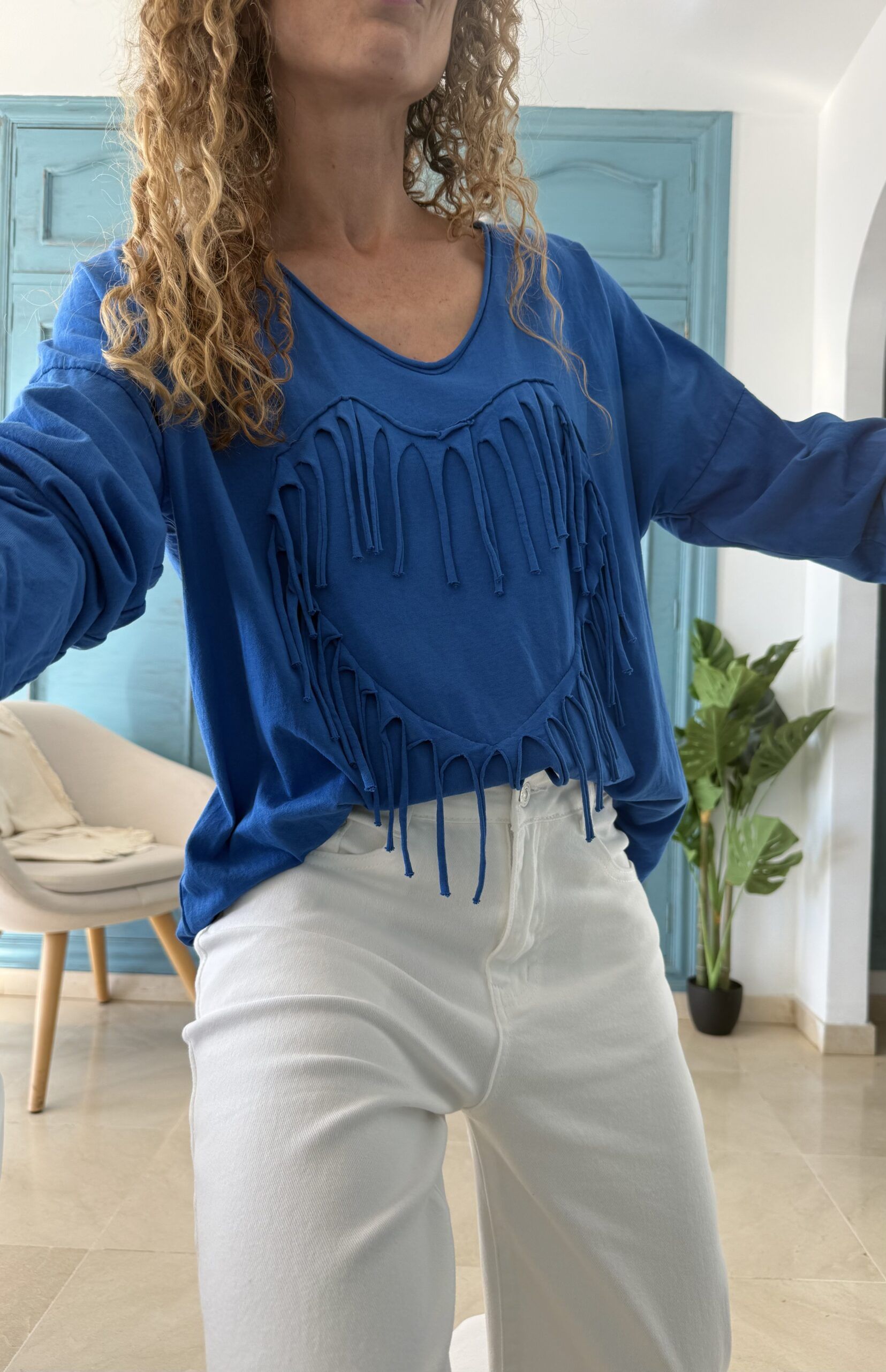 Camiseta corazón flecos azul