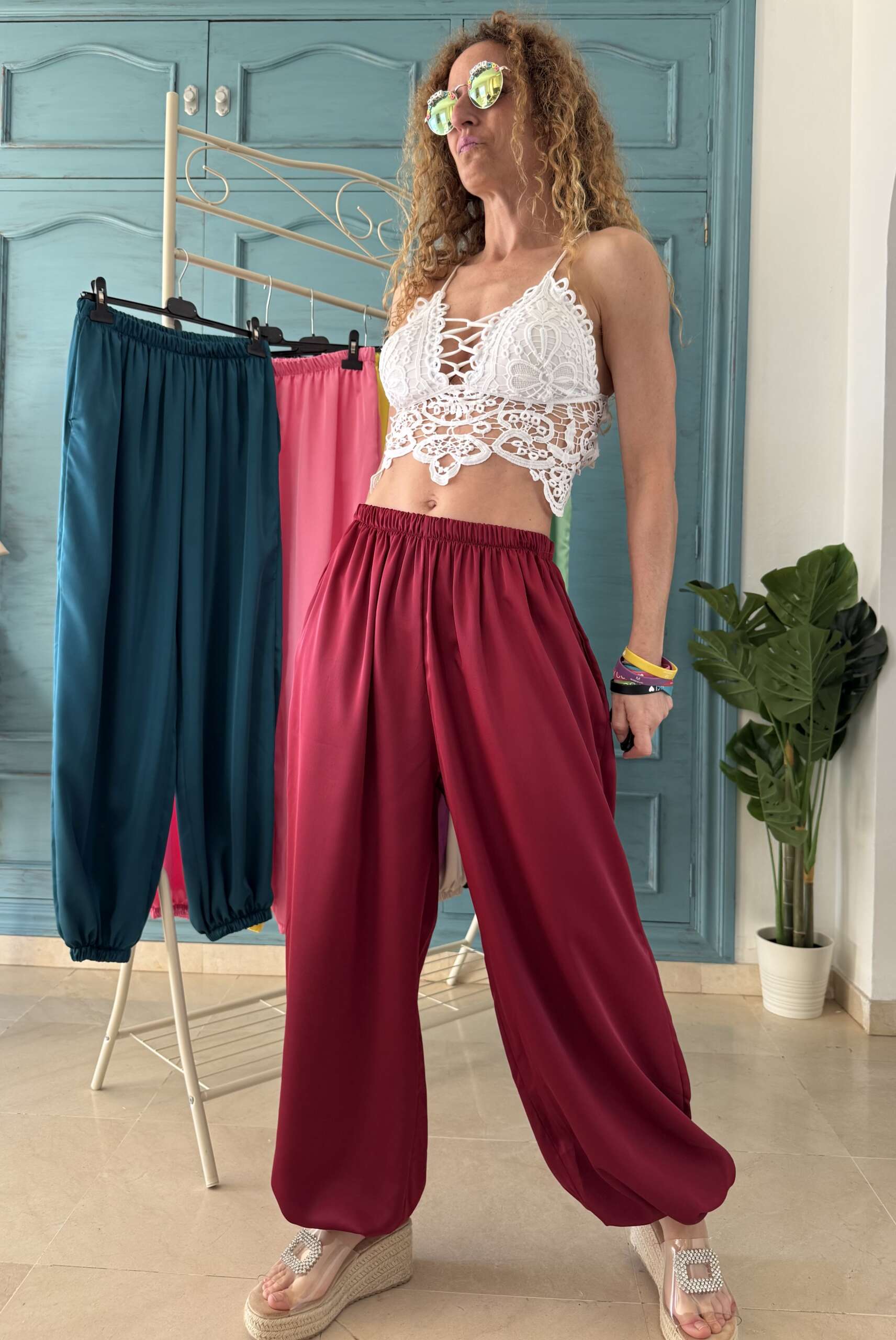 Pantalón bombacho raso burdeos