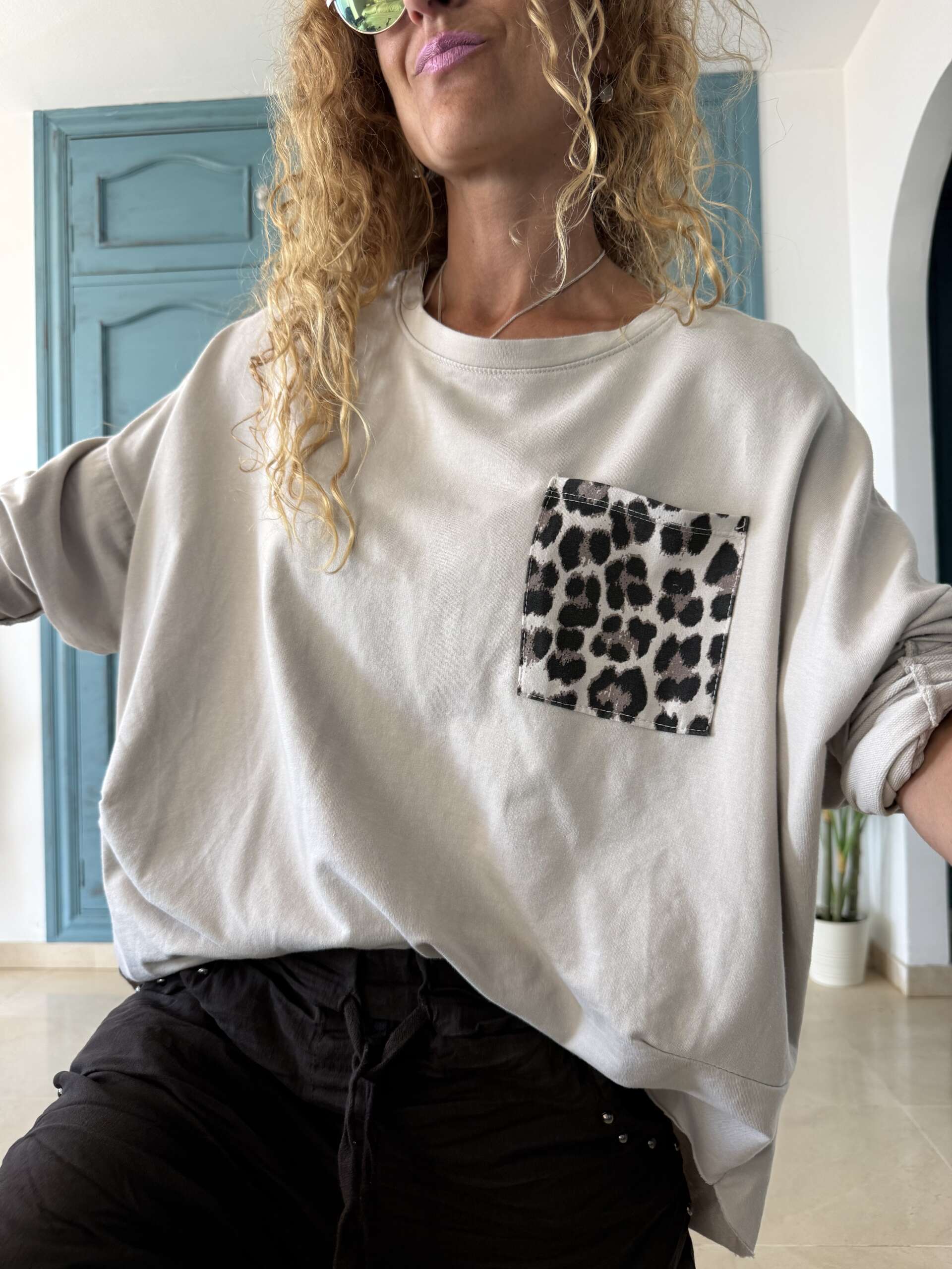 Sudadera bolsillo leo beige