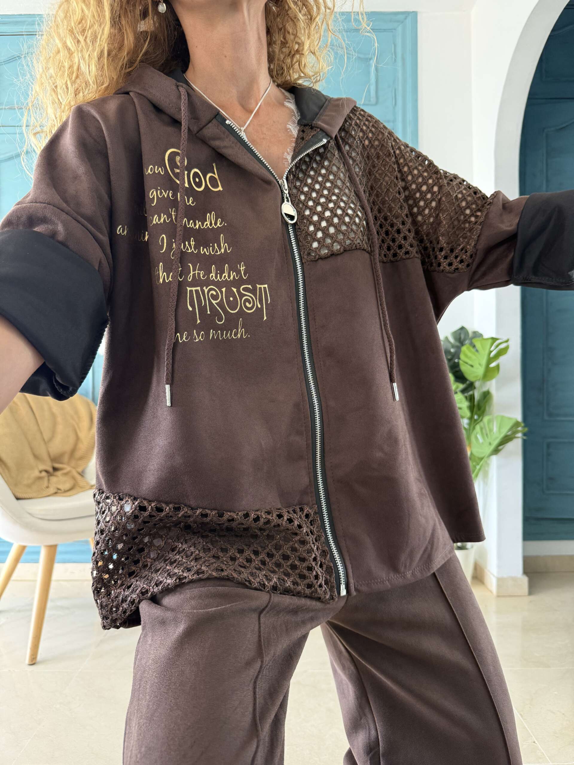 Chaqueta antelina y red chocolate