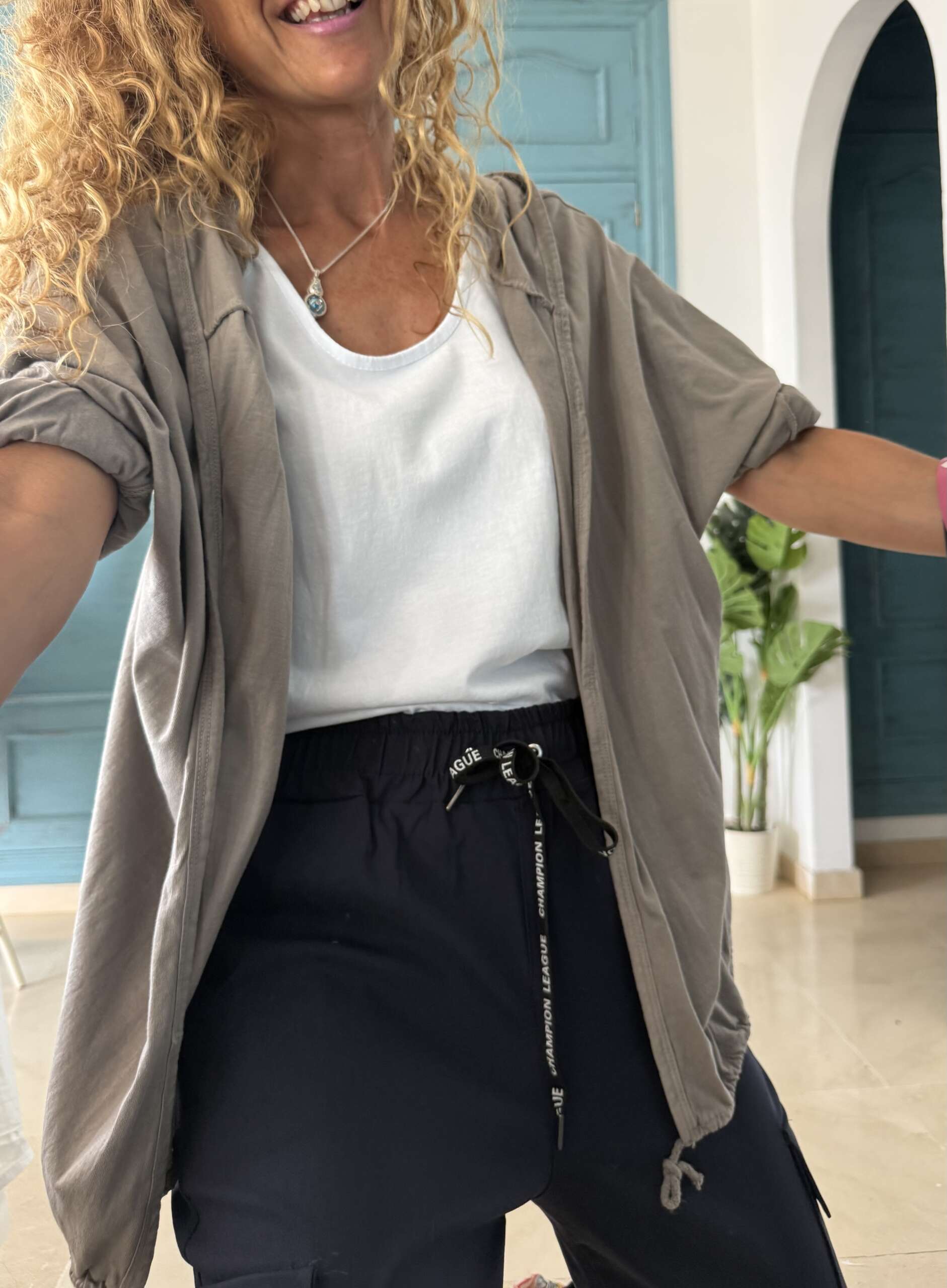 Conjunto chaqueta algodón arena y camiseta