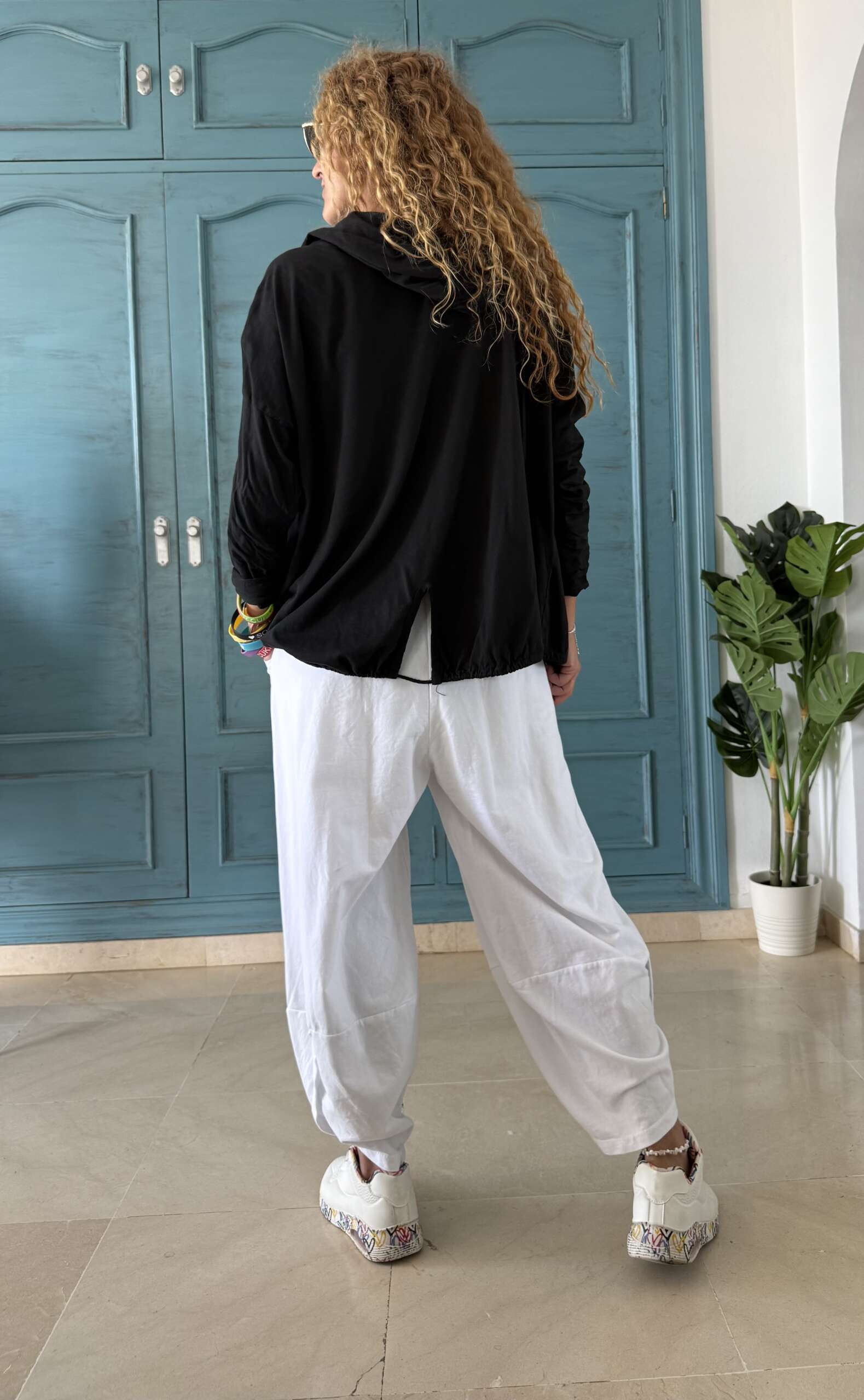 Conjunto chaqueta algodón negro y camiseta - Imagen 3