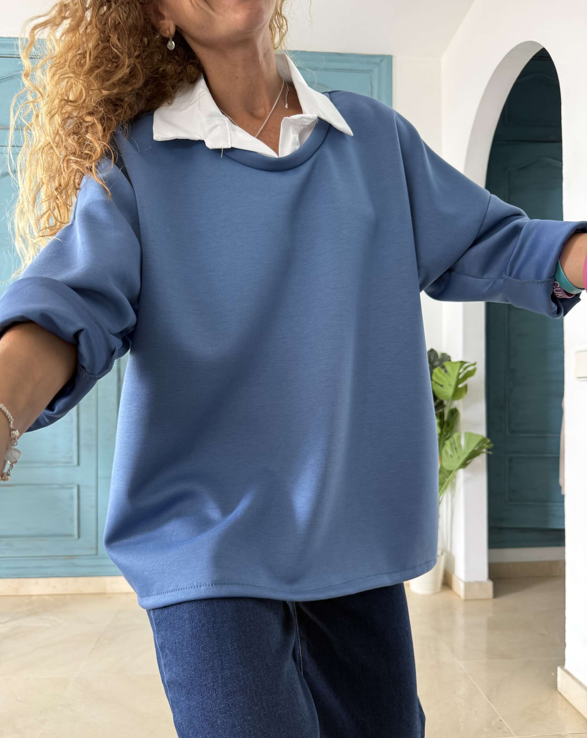 Sudadera cuello camisa azul