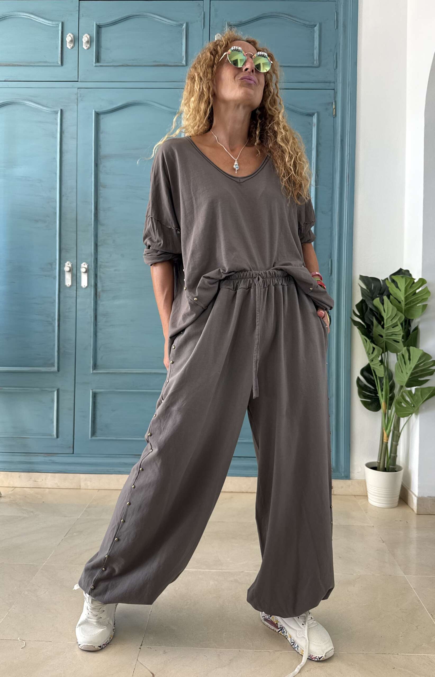 Pantalón bombacho tachas arena