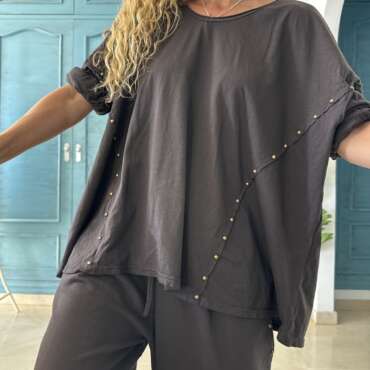 Camiseta tachas chocolate