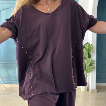 Camiseta tachas púrpura