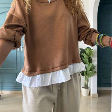 Jersey bajo camisa camel