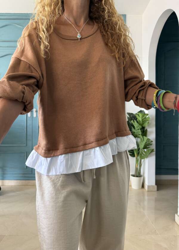 Jersey bajo camisa camel