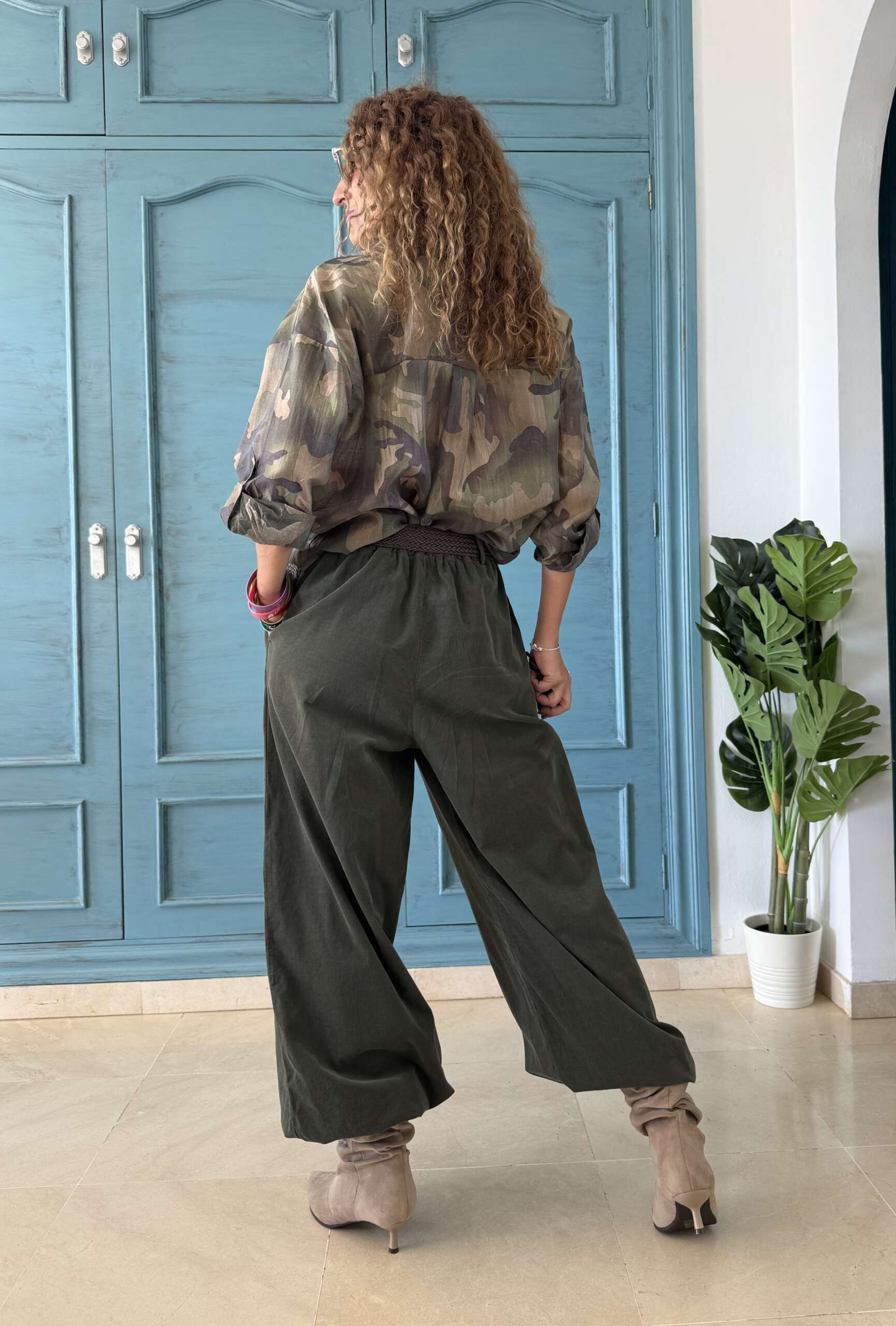 Pantalón bombacho micro pana verde - Imagen 3