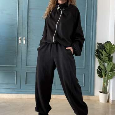 Pantalón antelina negro y cinturón fino