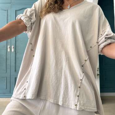 Camiseta tachas beige