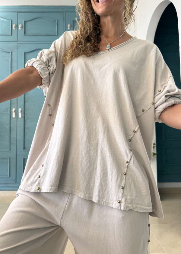 Camiseta tachas beige
