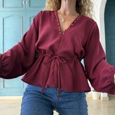Blusa tachas burdeos
