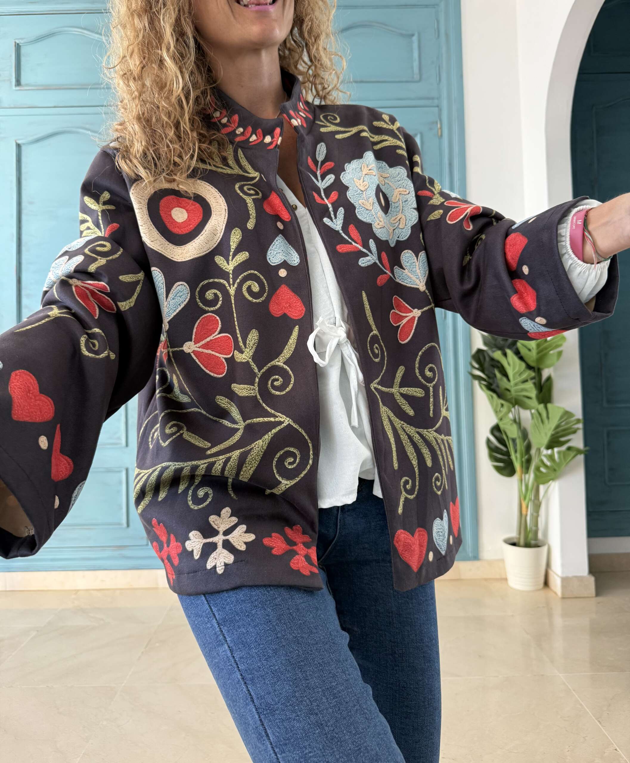 Chaqueta antelina efecto bordado oscura