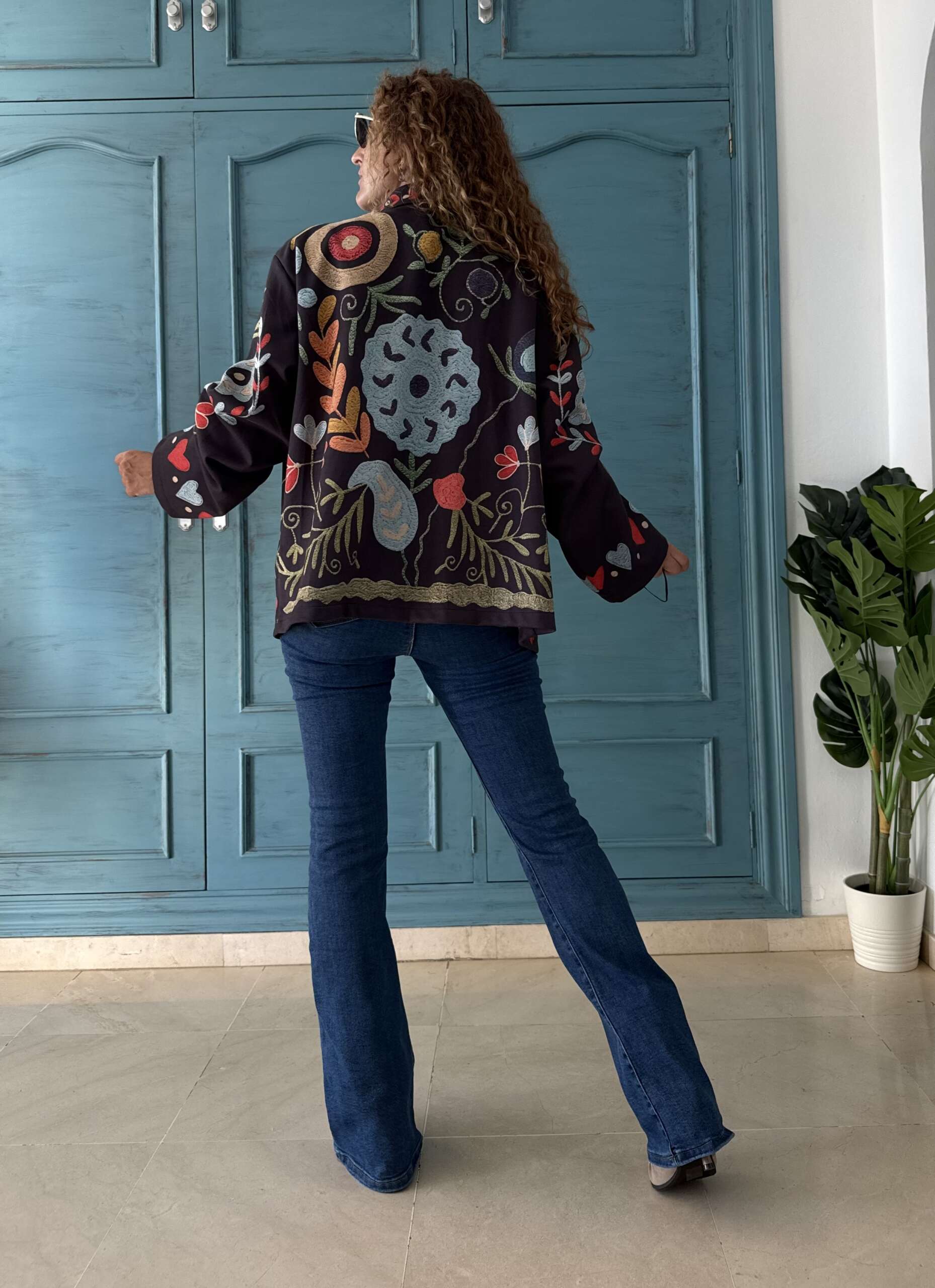 Chaqueta antelina efecto bordado oscura - Imagen 2