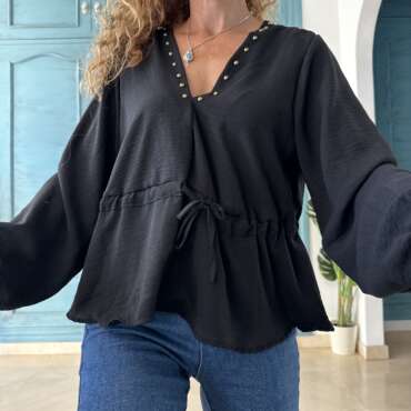 Blusa tachas negra