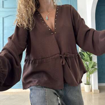 Blusa tachas chocolate