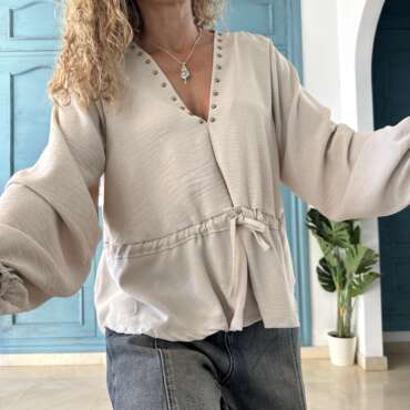 Blusa tachas beige