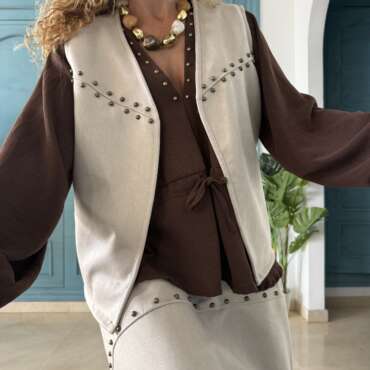 Chaleco tachas beige