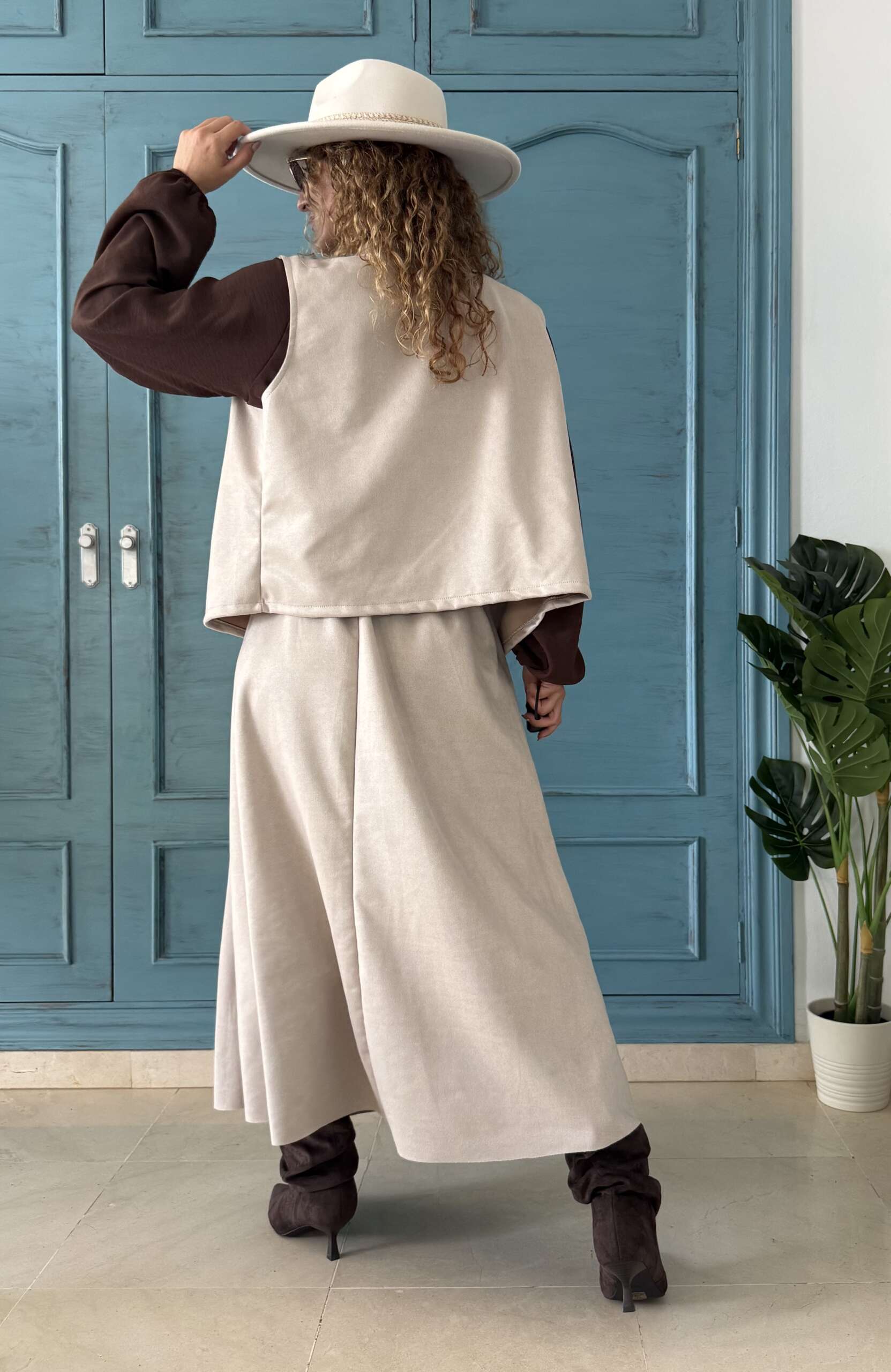 Chaleco tachas beige - Imagen 3