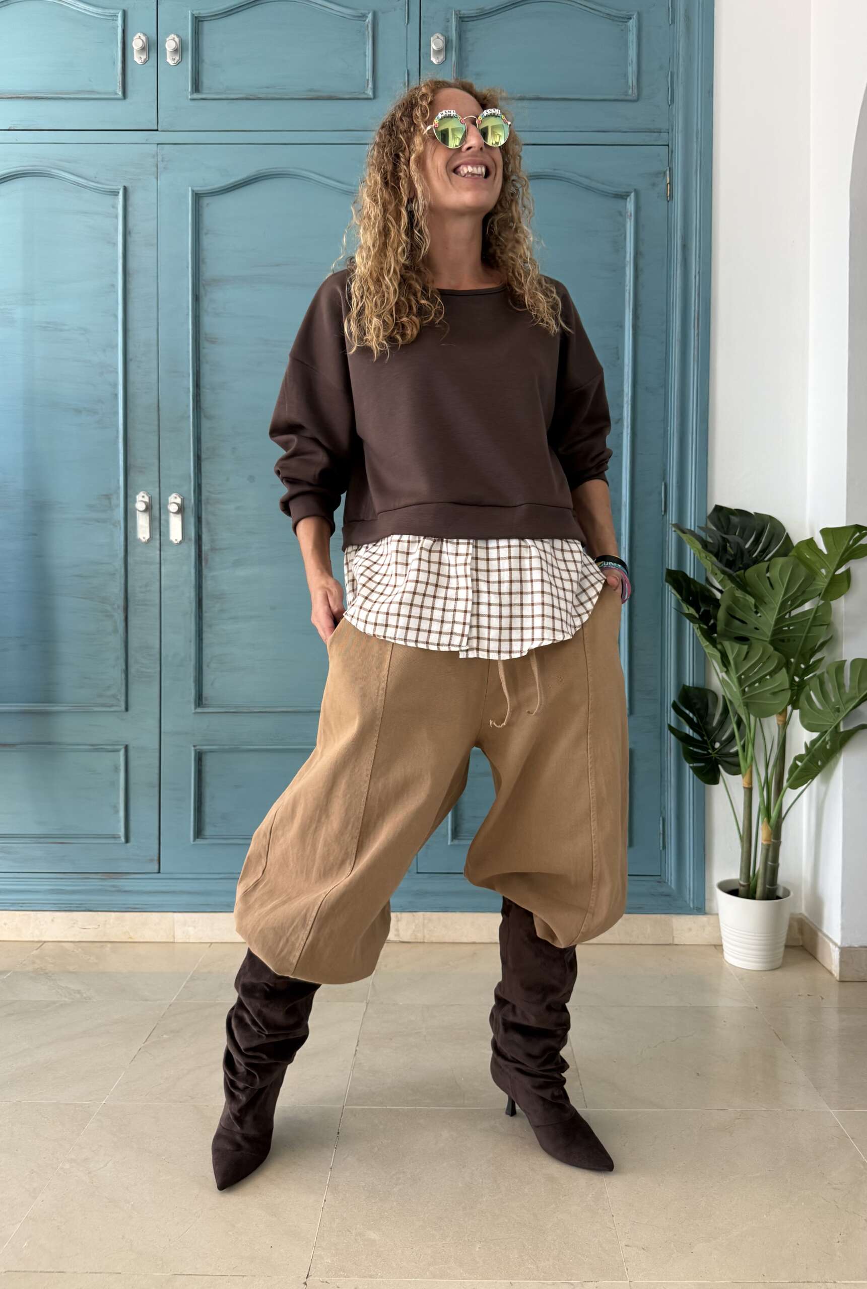Sudadera bajo camisa cuadros chocolate - Imagen 2