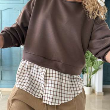 Sudadera bajo camisa cuadros chocolate