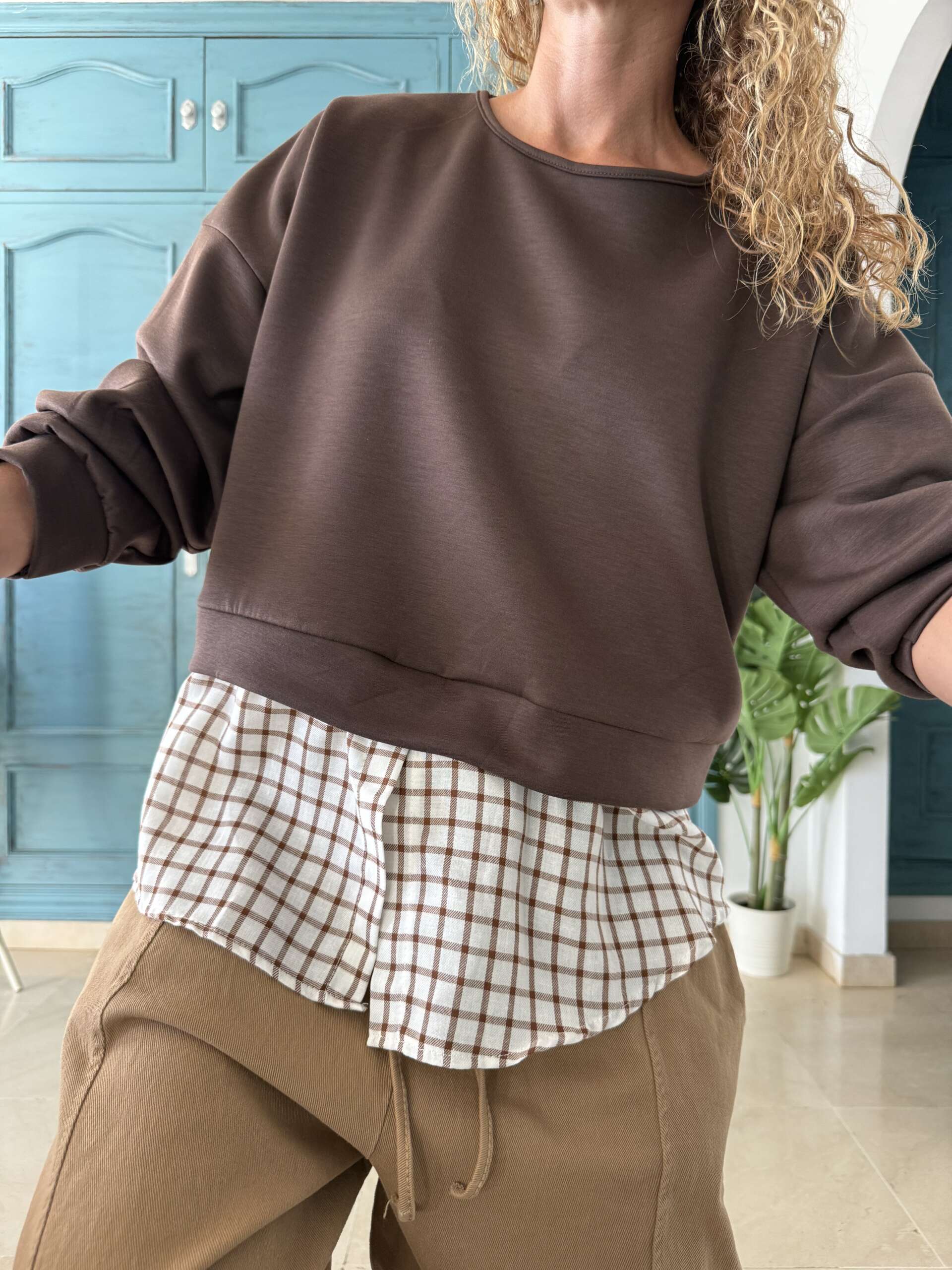 Sudadera bajo camisa cuadros chocolate