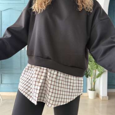 Sudadera bajo camisa cuadros negra