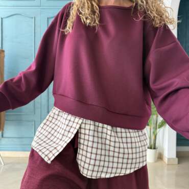 Sudadera bajo camisa cuadros granate