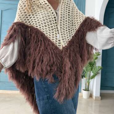 Capa crochet y plumas beige/chocolate