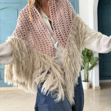 Capa crochet y plumas rosa/beige