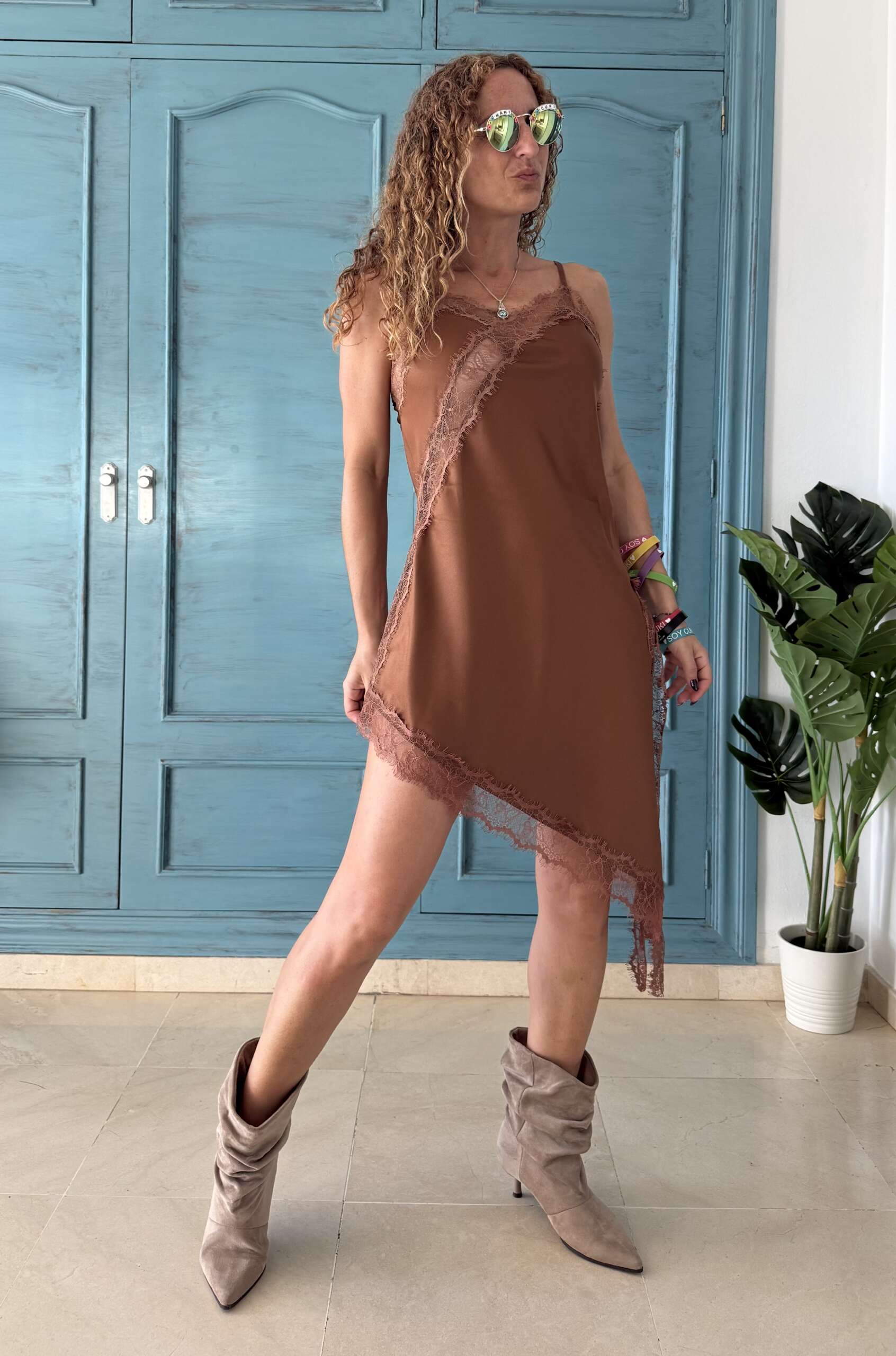 Vestido lencero asimétrico camel