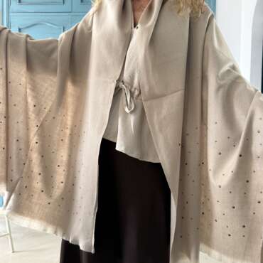 Pañoleta tachas beige