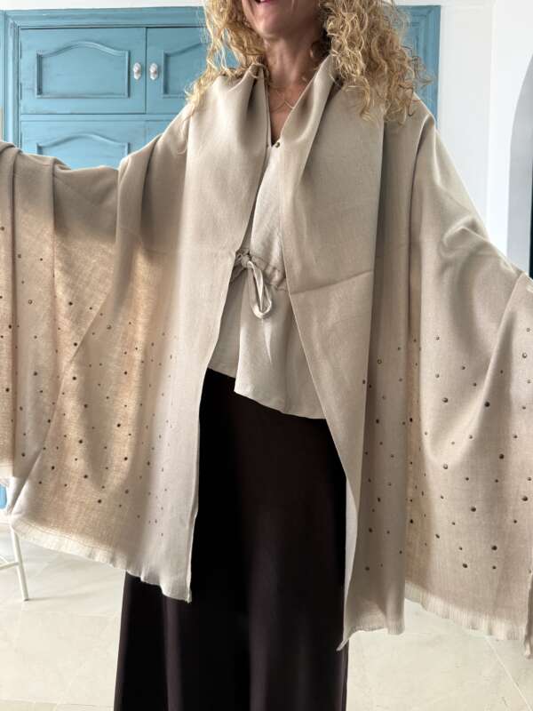 Pañoleta tachas beige